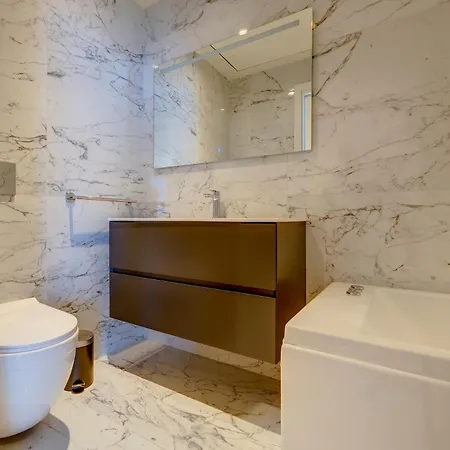 Lavish High-rise Mercury Tower Апартаменты *