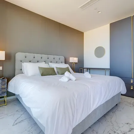 Lavish High-rise Mercury Tower Апартаменты