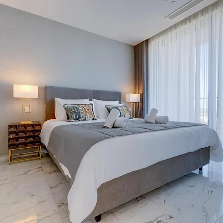 Lavish High-rise Mercury Tower Appartement