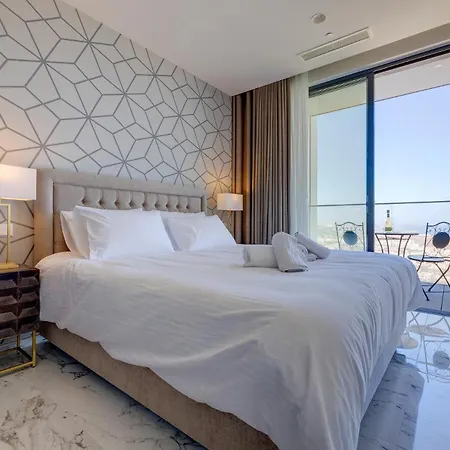 Lavish High-rise Mercury Tower Apartmán