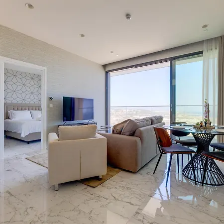 Lavish High-rise Mercury Tower Апартаменты