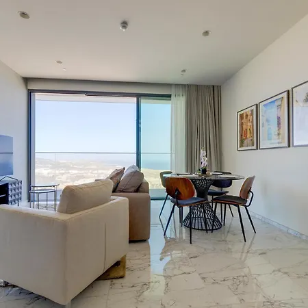 Lavish High-rise Mercury Tower Apartmán *
