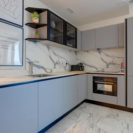 Lavish High-rise Mercury Tower Appartamento