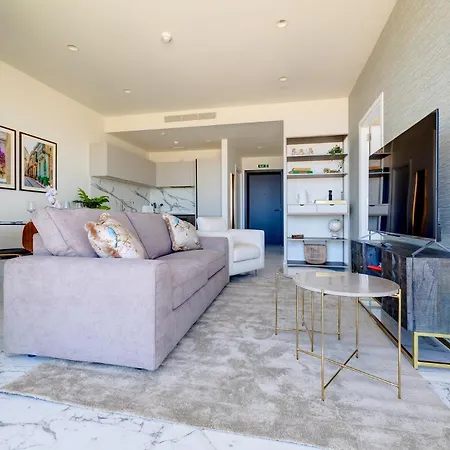 Lavish High-rise Mercury Tower Appartamento *